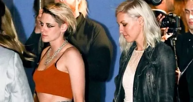 Güzel oyuncu Kristen Stewart, yeni kız arkadaşıyla festivale el ele tutuşarak geldi Güzel oyuncu Kristen Stewart, yeni kız arkadaşıyla festivale el ele tutuşarak geldi