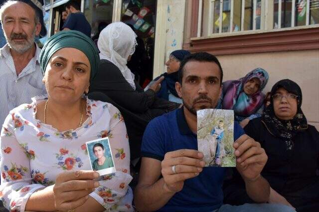 HDP binası önünde eylem büyüyor! Evlat nöbetine iki aile daha katıldı