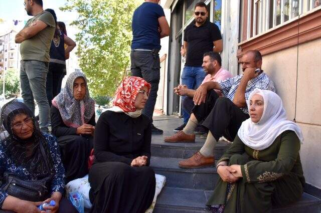 HDP'den il binası önündeki annelerle ilgili açıklama: Cumhurbaşkanı aileleri kışkırtıyor