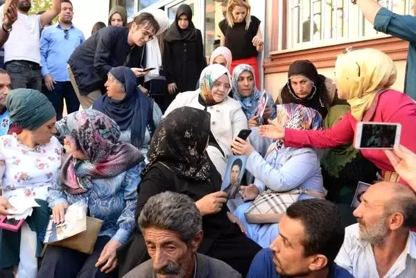 Hdp önündeki eylemde 7'nci gün; çocuklarını isteyen aile sayısı 17'ye çıktı (4) Hdp önündeki eylemde 7'nci gün; çocuklarını isteyen aile sayısı 17'ye çıktı (4)