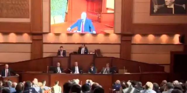 İBB Meclisi'nde 'yuh' sesleri üzerine İmamoğlu devreye girdi İBB Meclisi'nde 'yuh' sesleri üzerine İmamoğlu devreye girdi