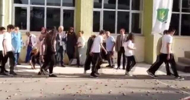 İstanbul'daki tek lisede susamli simit parçalarıyla yapılan karşılama reaksiyon çekti