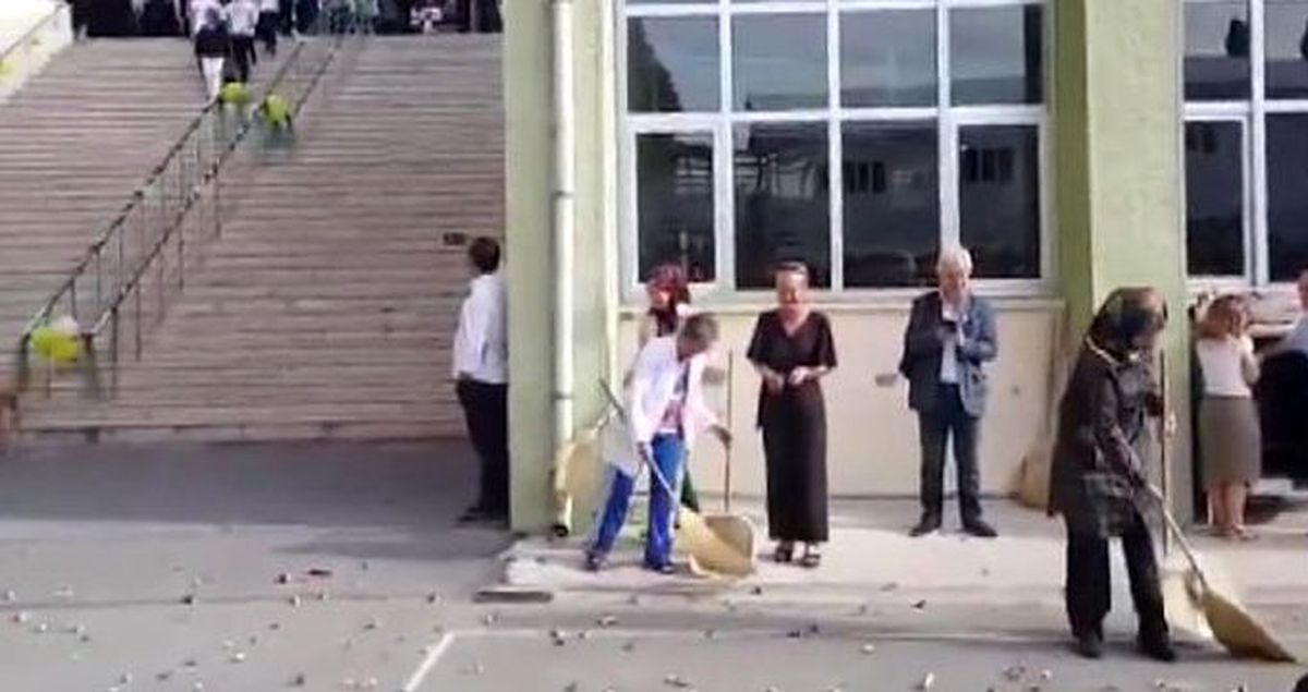 İstanbul'daki bir lisede simit parçalarıyla yapılan karşılama tepki çekti