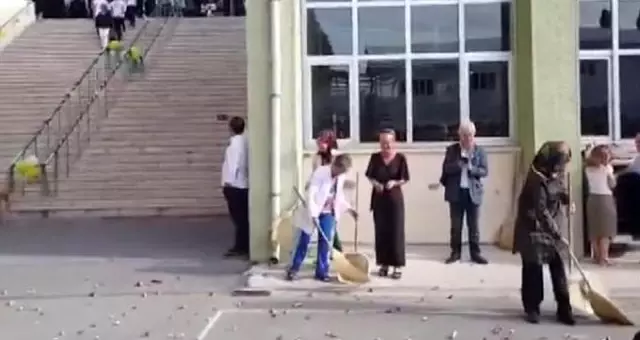 İstanbul'daki tek lisede susamli simit parçalarıyla yapılan karşılama reaksiyon çekti