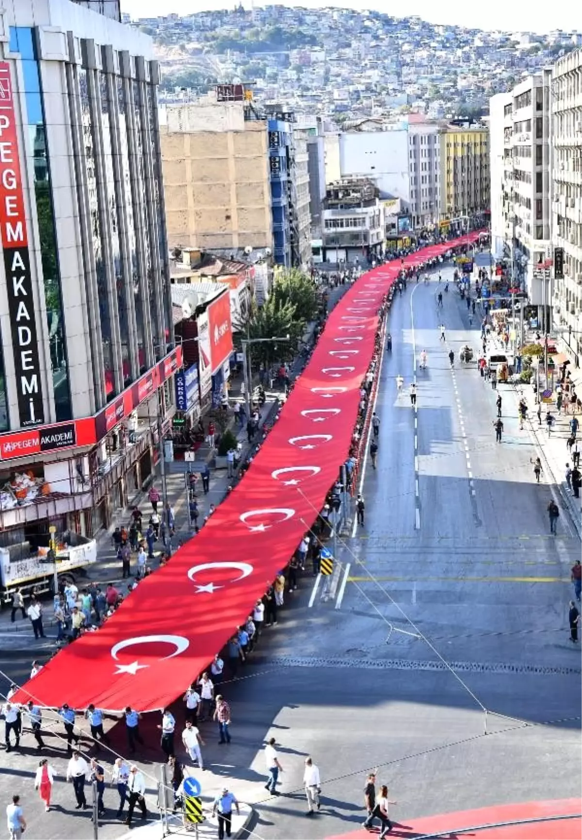 Izmir In Kurtulus Gunu Toreninde 350 Metrelik Turk Bayragi Tasindi Izmir