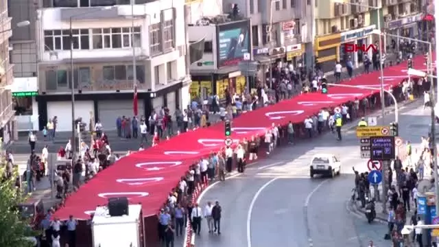 Izmir In Kurtulus Torenlerinde 350 Metrelik Turk Bayragi Tasindi Izmir