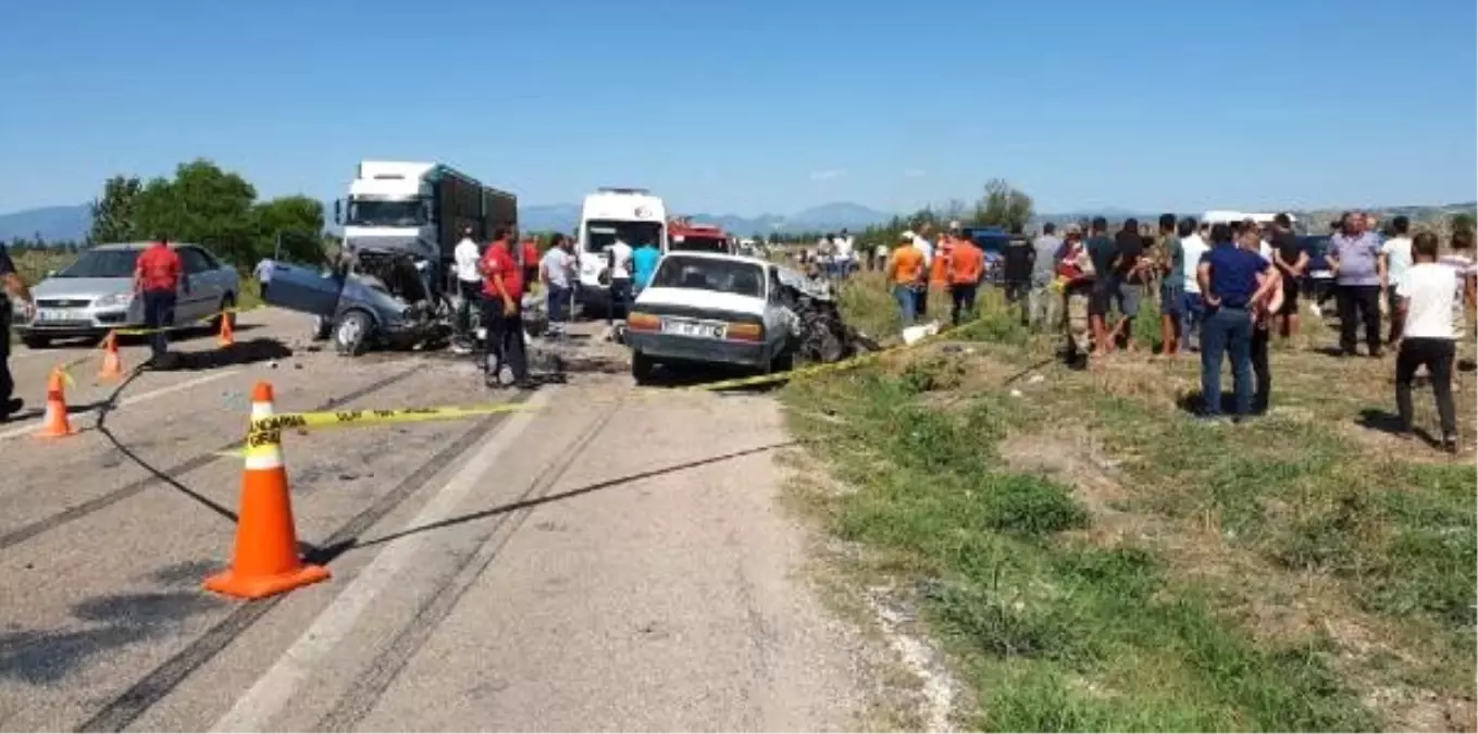 Kadirli'de 3 araç çarpıştı: 1'i çocuk, 3 kişi öldü