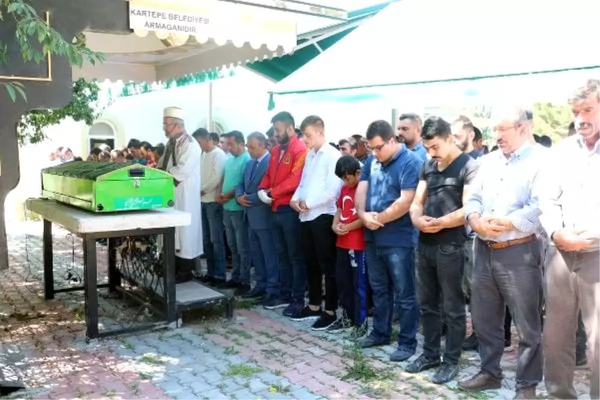 Milli kick boksçunun bıçaklayarak öldürdüğü genç toprağa verildi