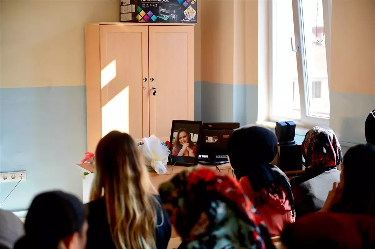 Öğrencileri okulun ilk gününde Burcu Öğretmen'e ağladı