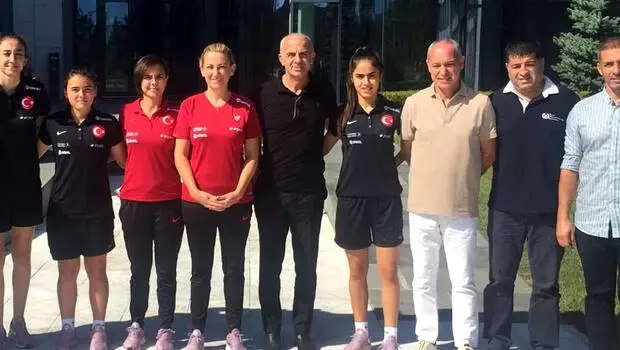 Oğuz Çetin kız milli takımı kampını ziyaret etti