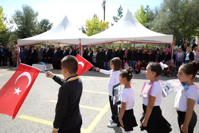 Rektör Çomaklı, ilk ders zilini çaldı Rektör Çomaklı, ilk ders zilini çaldı