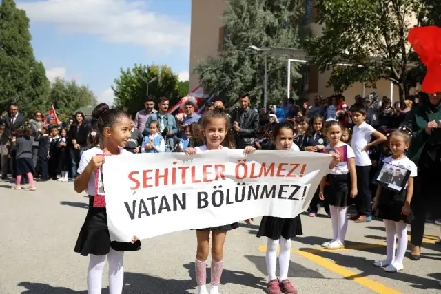 Rektör Çomaklı, ilk ders zilini çaldı Rektör Çomaklı, ilk ders zilini çaldı