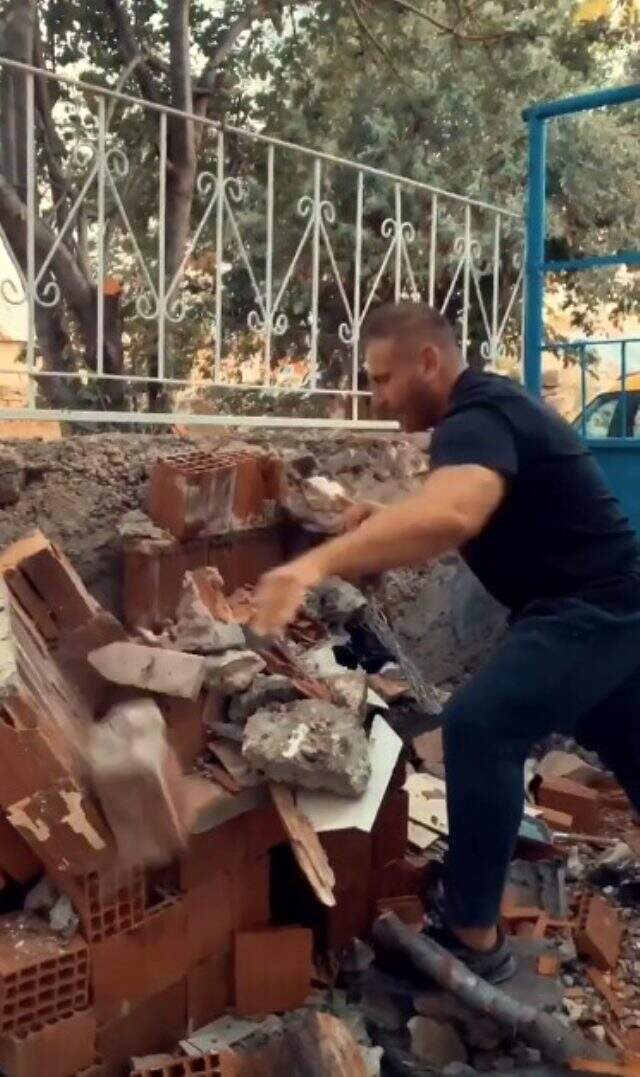 Şarkıcı Mr. Jade, elleriyle duvar yıktığı anların videosunu paylaştı