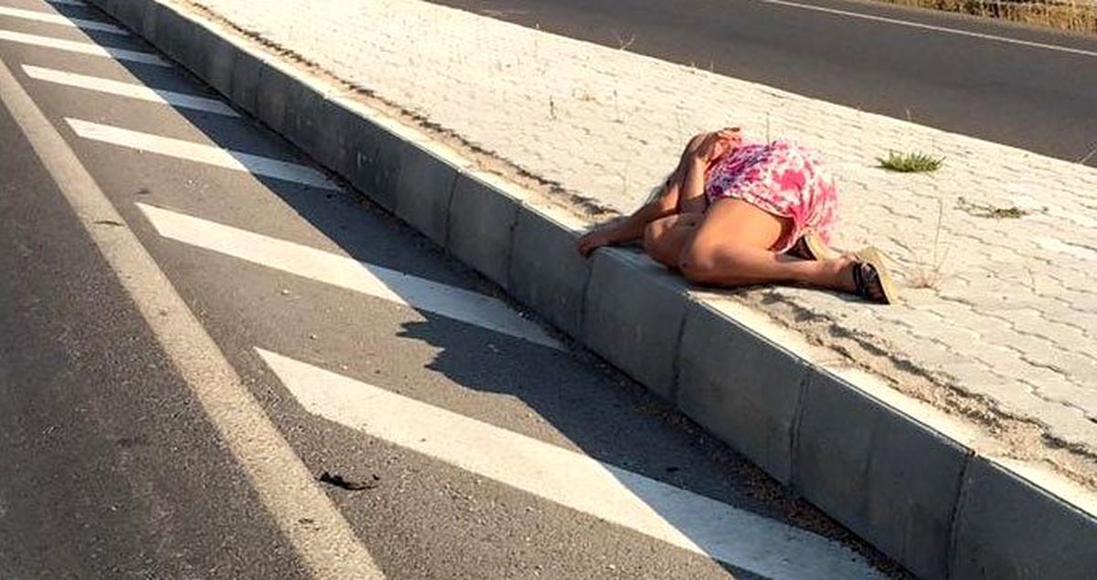 Şehirler arası yolda sızıp kalan kadını sağlık ekipleri uyandırdı