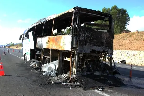 Sivas Ta Seyir Halindeki Otobus Yandi Haberler Com Guncel