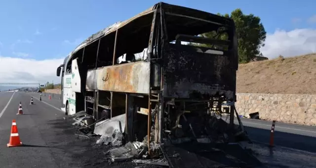 Sivas Ta Bir Yolcu Otobusu Seyir Halindeyken Alev Aldi Haberler Com Guncel
