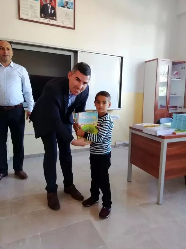 Ulaş'ta bin 234 öğrenciye ücretsiz kitaplarını teslim edildi Ulaş'ta bin 234 öğrenciye ücretsiz kitaplarını teslim edildi