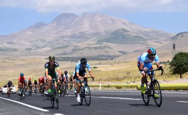 Usta Bisikletçiler Kayseri'de olimpiyat puanları için pedal çevirdi Usta Bisikletçiler Kayseri'de olimpiyat puanları için pedal çevirdi