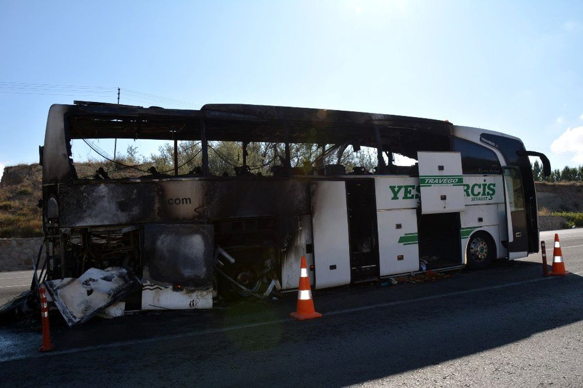 Sivas'ta bir yolcu otobüsü seyir halindeyken alev aldı