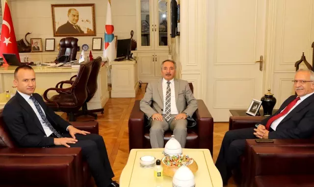 AİÇÜ Rektörü Prof. Dr. Abdulhalik Karabulut, Bilgili'yi misafir etti AİÇÜ Rektörü Prof. Dr. Abdulhalik Karabulut, Bilgili'yi misafir etti
