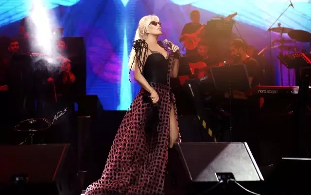 Ajda Pekkan, Harbiye'de müzikseverlerle buluştu Ajda Pekkan, Harbiye'de müzikseverlerle buluştu
