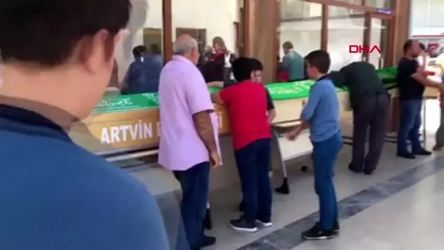 Artvin nişan dönüşü kazada ölen anne ve çocukları, toprağa verildi Artvin nişan dönüşü kazada ölen anne ve çocukları, toprağa verildi
