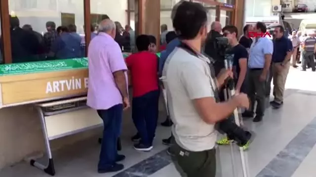 Artvin nişan dönüşü kazada ölen anne ve çocukları, toprağa verildi Artvin nişan dönüşü kazada ölen anne ve çocukları, toprağa verildi