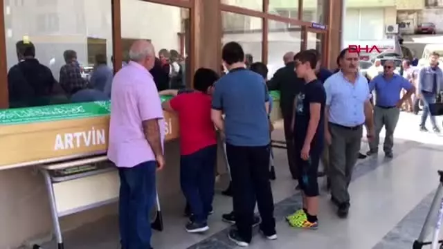 Artvin nişan dönüşü kazada ölen anne ve çocukları, toprağa verildi Artvin nişan dönüşü kazada ölen anne ve çocukları, toprağa verildi