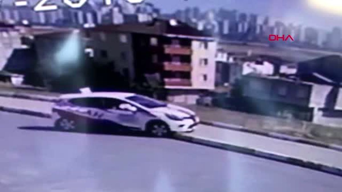 Avcılar'da sürücü adayının eğitim aracıyla kazası kamerada