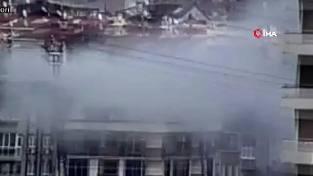 Bayrampaşa'da 7 katlı binanın çatı katı yandı