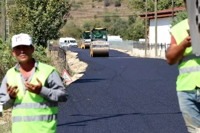 Cumhurbaşkanlığı YİK Üyesi Şahin Ovacık'ta asfalt çalışmalarını inceledi Cumhurbaşkanlığı YİK Üyesi Şahin Ovacık'ta asfalt çalışmalarını inceledi