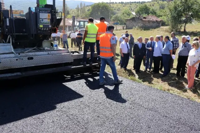 Cumhurbaşkanlığı YİK Üyesi Şahin Ovacık'ta asfalt çalışmalarını inceledi Cumhurbaşkanlığı YİK Üyesi Şahin Ovacık'ta asfalt çalışmalarını inceledi