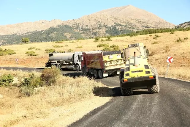 Develi'de on kırsal mahallenin parke ve asfaltlama çalışmaları tamamlandı Develi'de on kırsal mahallenin parke ve asfaltlama çalışmaları tamamlandı