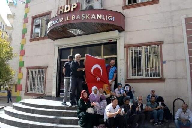 Diyarbakır'daki oturma eyleminde gerginlik çıktı!