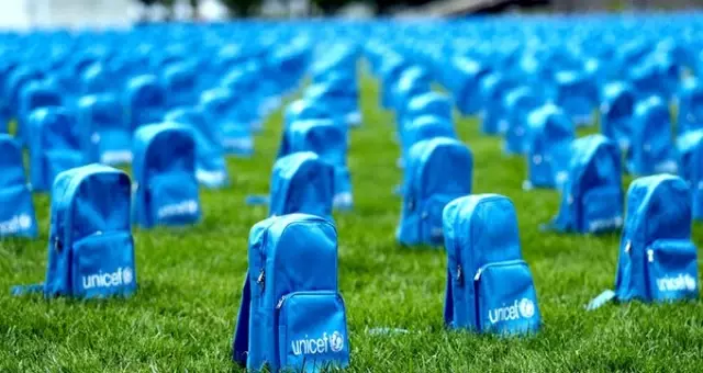 Dünya liderlerine anlamlı çağrı! Okul çantaları 'mezar' oldu