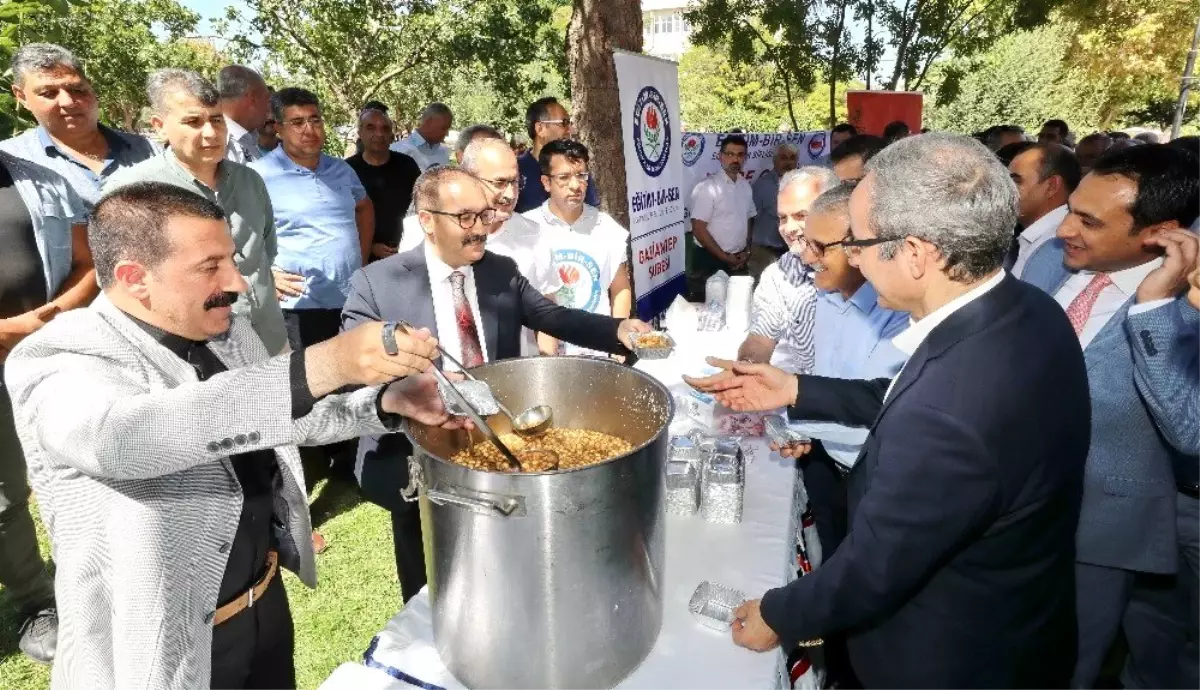 Eğitim-Bir-Sen GAÜN Temsilciliği'nden bin kişiye aşure
