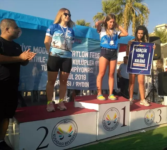 Gelibolulu triatloncular Kuşadası'ndan madalyalarla döndü Gelibolulu triatloncular Kuşadası'ndan madalyalarla döndü