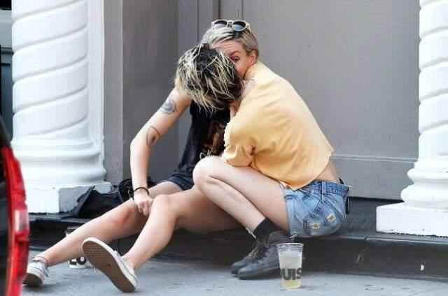 Güzel oyuncu Kristen Stewart, yeni kız arkadaşıyla festivale el ele tutuşarak geldi