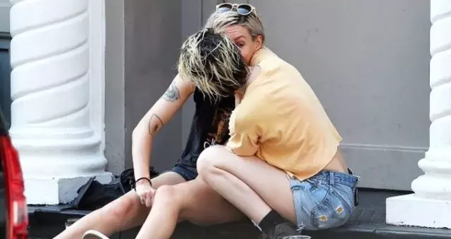 Güzel oyuncu Kristen Stewart, yeni kız arkadaşıyla festivale el ele tutuşarak geldi Güzel oyuncu Kristen Stewart, yeni kız arkadaşıyla festivale el ele tutuşarak geldi