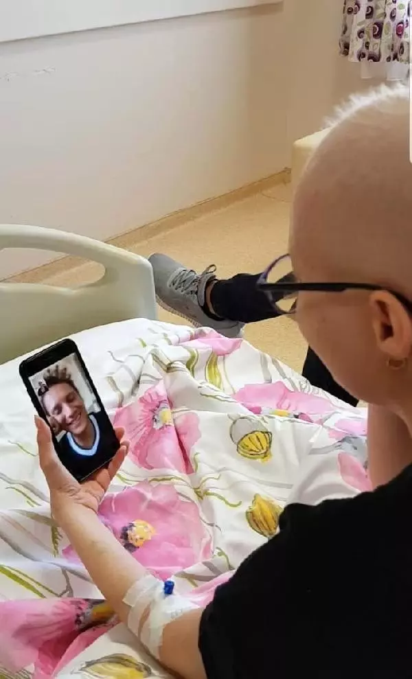 Haluk levent, lenf kanseri nida'yı ziyaret etti, şarkı söyledi Haluk levent, lenf kanseri nida'yı ziyaret etti, şarkı söyledi