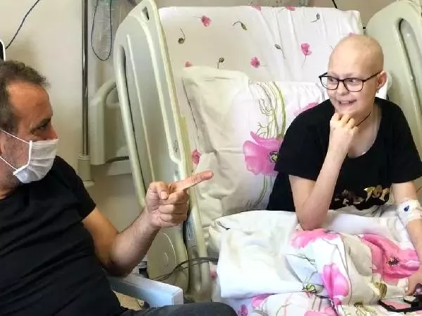Haluk levent, lenf kanseri nida'yı ziyaret etti, şarkı söyledi Haluk levent, lenf kanseri nida'yı ziyaret etti, şarkı söyledi