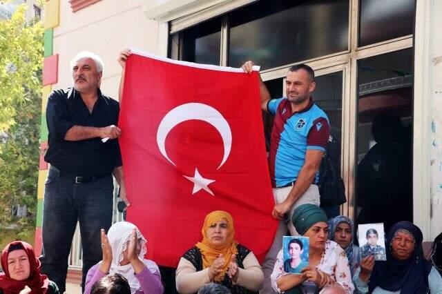 HDP kent binası önündeki eylem 8. gününde, 20 aileyle ayni ritimde devam ediyor
