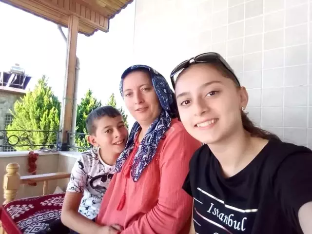 İlk ders günü trafik kazasında hayatını kaybeden kardeşler anneleri ile toprağa verildi İlk ders günü trafik kazasında hayatını kaybeden kardeşler anneleri ile toprağa verildi