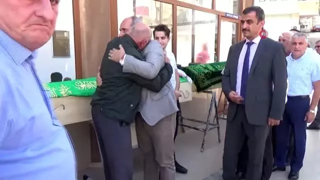 İlk ders günü trafik kazasında hayatını kaybeden kardeşler ve anneleri ile toprağa verildi İlk ders günü trafik kazasında hayatını kaybeden kardeşler ve anneleri ile toprağa verildi