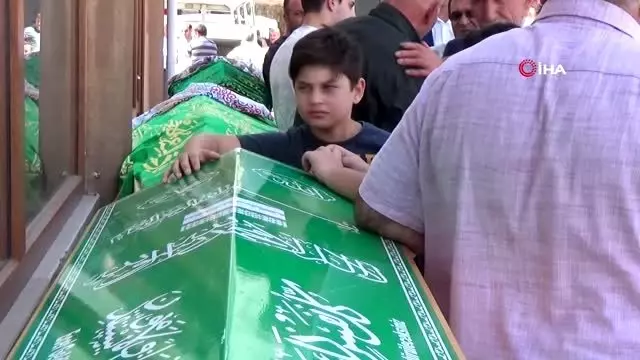 İlk ders günü trafik kazasında hayatını kaybeden kardeşler ve anneleri ile toprağa verildi İlk ders günü trafik kazasında hayatını kaybeden kardeşler ve anneleri ile toprağa verildi