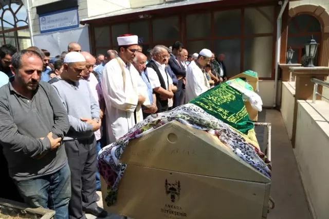 İlk ders günü trafik kazasında hayatını kaybeden kardeşler anneleri ile toprağa verildi İlk ders günü trafik kazasında hayatını kaybeden kardeşler anneleri ile toprağa verildi