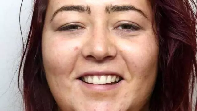 İngiltere'de Müslüman kadınlara saldırıp başörtüsünü yırtan kadına 20 ay hapis cezası İngiltere'de Müslüman kadınlara saldırıp başörtüsünü yırtan kadına 20 ay hapis cezası