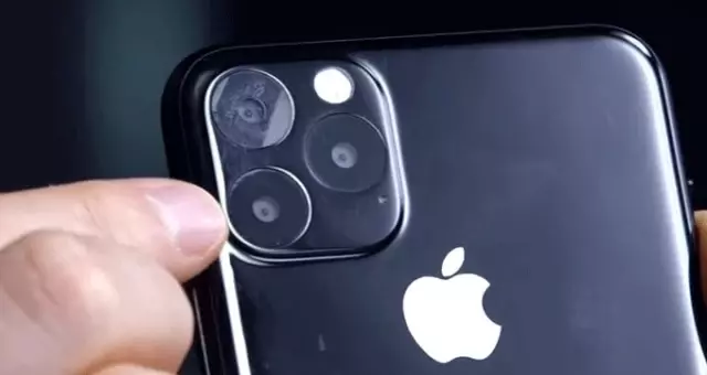 iPhone 11'in tanıtımı yapıldı, sosyal medya kullanıcıları yeni tasarımla dalga geçti iPhone 11'in tanıtımı yapıldı, sosyal medya kullanıcıları yeni tasarımla dalga geçti