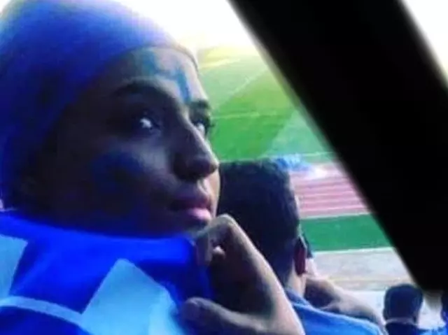 Futbol maçına gittiği için yargılanan genç kadın, kendini yakarak hayatına son verdi Futbol maçına gittiği için yargılanan genç kadın, kendini yakarak hayatına son verdi