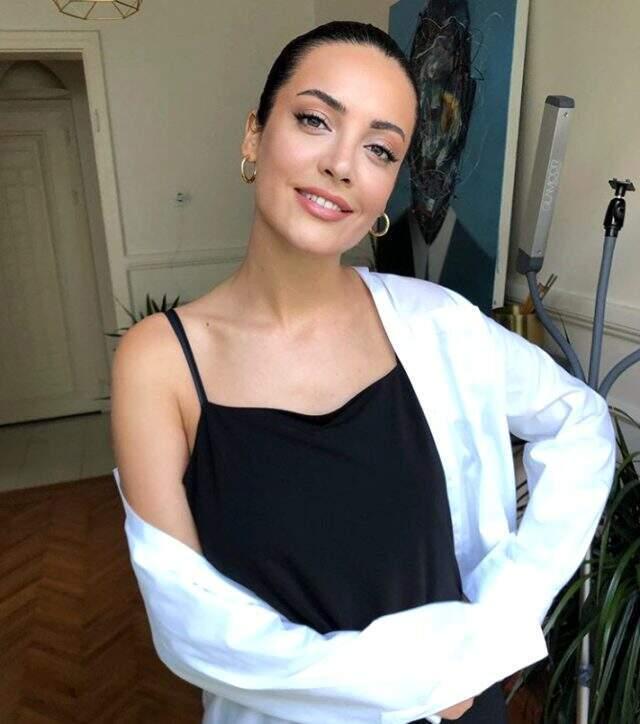 İrem Sak'ın 'Çok sevdim yalan oldu' şarkısına çektiği ikinci klip sosyal medyaya damga vurdu